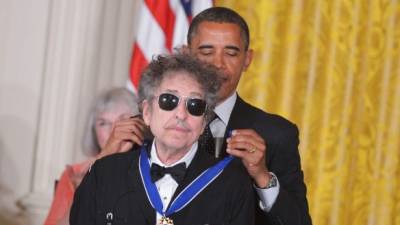 El presidente estadounidense Barack Obama pone la Medalla Presidencial de la Libertad al músico estadounidense Bob Dylan en el Salón Este de la Casa Blanca en Washington. Foto de archivo tomada el 29 de mayo 2012. AFP
