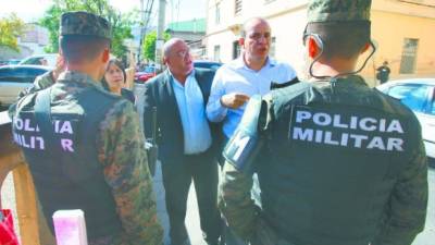 Policías retuvieron al abogado Nery Velásquez.