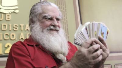 Mexican psychic Antonio Vazquez, aka 'Brujo Mayor' (Great Witch), the self-appointed Grand Warlock of Mexico, gestures during a message and announcement of predictions for 2019, in Mexico City on January 4, 2019. - In his traditional meeting with the media, Vazquez predicted political, economic, sport and showbiz events for the year to come. (Photo by Alfredo ESTRELLA / AFP)