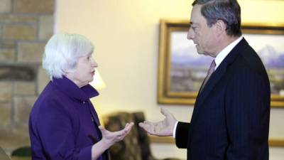 Janet Yellen, presidenta de la Fed, habla con su par Mario Draghi, del BCE, durante el simposio económico en Jackson Hole.