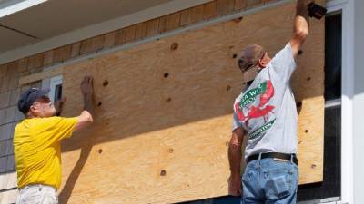 Henri, que se había convertido en huracán el sábado, soplaba con vientos máximos sostenidos de 110 Km/hora.