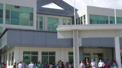 Largas filas se hacen afuera de la oficina de antecedentes penales.