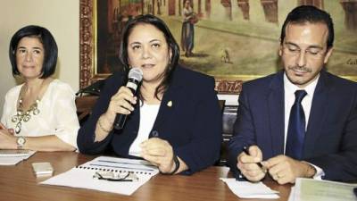 La directora de la DEI, Mirian Guzmán; la diputada Gabriela Núñez y el ministro de Finanzas, Wilfredo Cerrato.
