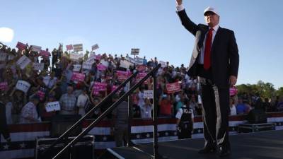 El magnate hace campaña en la Florida para conquistar a los votantes indecisos. AFP.