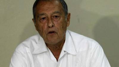 Merlin Fernández es médico con especialidad en Administración de la Atención de la Salud.