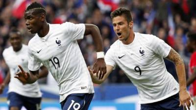 Firefighters attend to an injured person during clashes between protesters and police on the sidelines of a May Day demonstration in Paris, on May 1, 2019. - Paris riot police fired teargas as they squared off against hardline demonstrators among tens of thousands of May Day protesters, who flooded the city in a test for France's zero-tolerance policy on street violence. (Photo by Anne-Christine POUJOULAT / AFP)