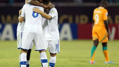 Los italianos celebran el triunfo al final del partido.