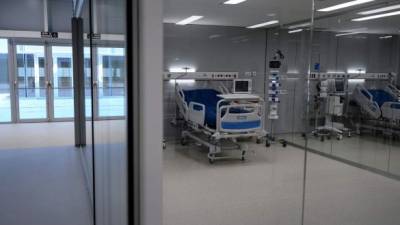 Madrid inauguró este martes un nuevo hospital público, conocido como 'el hospital de pandemias', un gigantesco y controvertido complejo sanitario construido en tres meses por el gobierno regional con un coste de más de 100 millones de euros (120 millones de dólares).