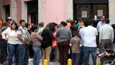 Empleados de la administración pública en las afueras del edificio de la Secretaría de Finanzas (Sefin) en Tegucigalpa.