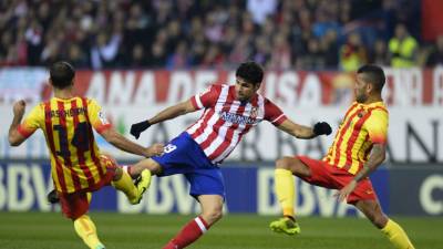 Diego Costa ha amenazado con el gol a la defensa catalán, pero el brasileño no ha corrido con suerte.