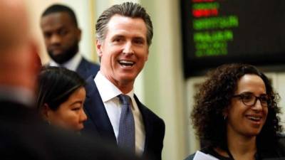 El gobernador de California, Gavin Newsom, llega a una sesión conjunta de la Legislatura de California en la Cámara de la Asamblea en el Capitolio del estado en Sacramento, California, Estados Unidos.