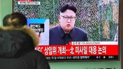 A woman takes part in a flashmob protest of storekeepers asking for the reopening of shops and commercial activities, on May 4, 2020 on the Rialto Bridge overlooking the Grand Canal in Venice, as Italy starts to ease its lockdown, during the country's lockdown aimed at curbing the spread of the COVID-19 infection, caused by the novel coronavirus. - Stir-crazy Italians will be free to stroll and visit relatives for the first time in nine weeks on May 4, 2020 as Europe's hardest-hit country eases back the world's longest nationwide coronavirus lockdown. (Photo by MARCO SABADIN / AFP)