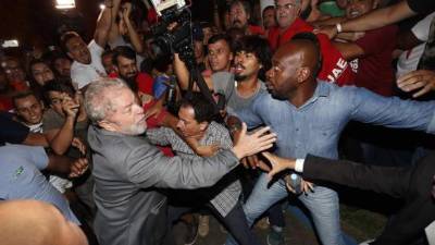 Momento en el que Lula salía de la sede del Sindicato de Metalúrgicos para entregarse a las autoridades, en medio del tumulto para evitarlo.