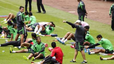 Miguel Herrera, da indicaciones a sus jugadores en el entrenamiento de este martes.