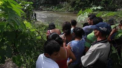 El cuerpo de la menor que no ha sido identificada fue sacado del río Bermejo por pobladores de la zona.