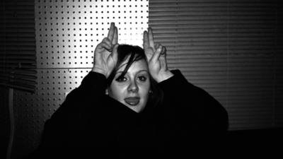 El fotógrafo Alex Sturrock ex pareja de la cantante y compositora Adele, filtró imágenes íntimas de la artista que habían sido tomadas durante su gira por Estados Unidos en el 2009.