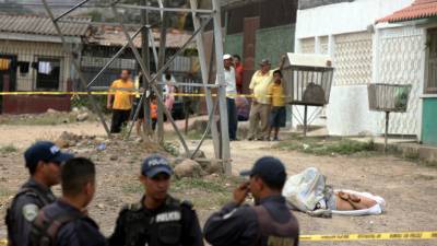 Policías resguardan la escena.