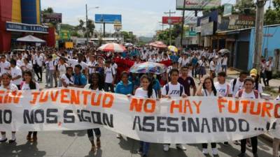 Estudiantes del Reyes marchan sosteniendo una pancarta con un mensaje de respeto a sus vidas.