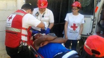 Socorristas auxilian a un ciudadano.