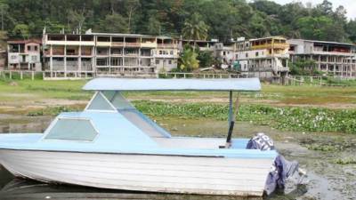 Actualmente el nivel de agua del Lago de Yojoa es bajo y la orilla está sucia y con exceso de sedimento.