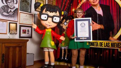 La actriz mexicana María Antonieta de las Nieves, “La Chilindrina”, posa con su reconocimiento.
