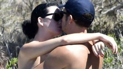 En imágenes publicadas por Daily News, Orlando Bloom aparece completamente desnudo, acompañado de su novia Katy Perry, quien disfrutó del surf de remo en Cedeña, Italia.