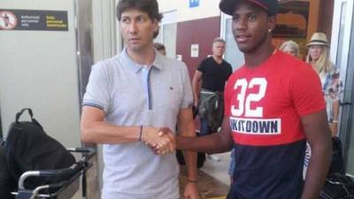 El secretario del Tenerife, Alfonso Serrano, recibió a Juan Carlos García.