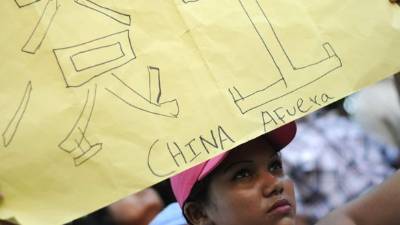 Una mujer participa en una protesta en el departamento de Rivas (Nicaragua) por los eventuales desalojos que ocasionaría la construcción de un canal interoceánico en la región, el pasado 19 de septiembre.