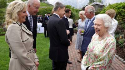 Joe Biden, de 78 años, y Jill, de 70, ya tuvieron oportunidad de tratar a Isabel II en la recepción que ésta ofreció el viernes a los dirigentes del G7. FOTO: EFE/EPA/ANDREW PARSONS/DOWNING STREET