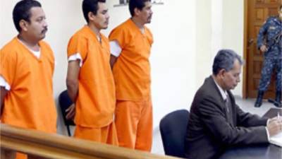 Mexico's coach Juan Carlos Osorio (C) speaks to players during a training session at the Rostov Arena on June 22, 2018 in Rostov-On-Don, on the eve of the Russia 2018 World Cup Group F football match between South Korea and Mexico. / AFP PHOTO / Khaled DESOUKI