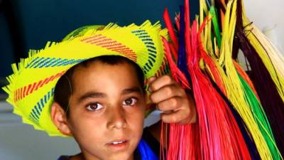 El pequeño Carlos Enamorado desciende de una familia que depende de la elaboración de productos de junco.