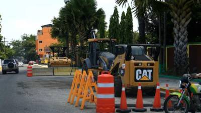 Las cuadrillas trabajan en el reemplazo del asfalto destruido por la tormenta.