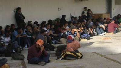 La fuerzas militares y el Instituto Nacional de Migración (INM) de México detuvieron en una operación en el sur del país a 1.438 extranjeros en situación irregular, la mayor parte de ellos guatemaltecos, informaron hoy esas instituciones. Foto de archivo/EFE