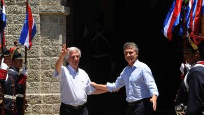 En mangas de camisa y sonrientes bajo el sol austral se reunieron los mandatarios Tabaré Vásquez (Izq.) y Mauricio Macri.