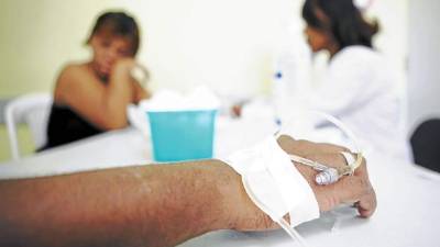 old man get hay fever and wear mask outdoor