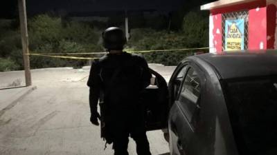 Policías custodian el lugar donde quedó el cuerpo de uno de los migrantes atacados en Saltillo, México./AFP.
