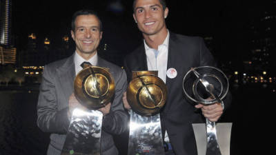 Jorge Mendes junto a Cristiano Ronaldo luego de que premiaran a CR7 en Dubai.