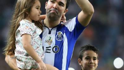 El brasileño Deco y sus hijos se despiden de los casi 50 milaficionados que llegaron al estadio.