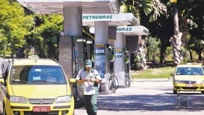 Los inversionistas han criticado al gobierno por obligar a Petrobras a subsidiar el precio de la gasolina en Brasil.