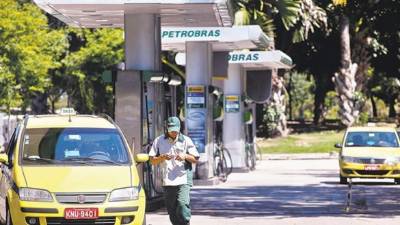 Los inversionistas han criticado al gobierno por obligar a Petrobras a subsidiar el precio de la gasolina en Brasil.