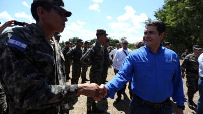 El presidente Juan Orlando Hernández vino ayer a Naco, Cortés, y confirmó que a partir de la próxima semana comienza el despido de 200 empleados del servicio exterior.