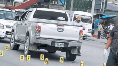 El hecho ocurrió en la primera calle, en la salida a La Lima. Agentes de la Policía de Investigación recogieron en la escena 16 casquillos de fusil AK-47.