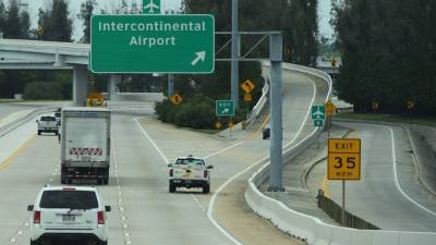 Las vías que conectan hacia los principales aeropuertos de Houston fueron drenadas tras bajar el nivel del agua este miércoles.