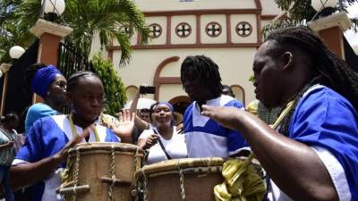 Eduardo Cedeño (Guayo), Carlos Umaña, Julián Castillo, quienes formaron parte del equipo de trabajo de Anderson, expresaron las condolencias a los familiares y le rindieron un tributo musical antes de sepultarlo.