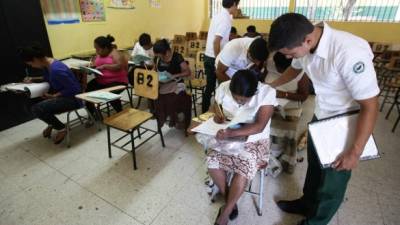 Estudiantes alfabetizando a adultos.