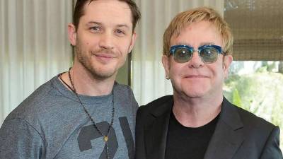 TomHardy junto almúsico.