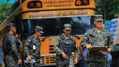 En Colón, las autoridades militares y policiales hacen que la ley contra la portación de armas de fuego sea cumplida por los habitantes y visitantes.