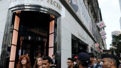 ranseúntes caminan frente a una tienda de Victoria's Secret el jueves 17 de octubre de 2013, en Herald Square, Nueva York (EE.UU.).