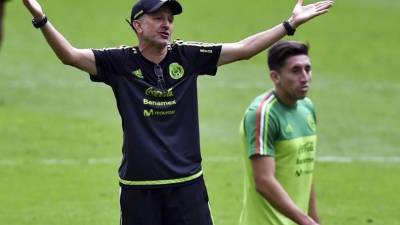 Mexico's coach Juan Carlos Osorio leads a training session at the Novogorsk training center, outside Moscow, on June 24, 2018, during the Russia 2018 World Cup football tournament. / AFP PHOTO / YURI CORTEZ