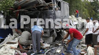 El conductor de la rastra ocasionó un grave accidente dejando una persona muerta y varios heridos.